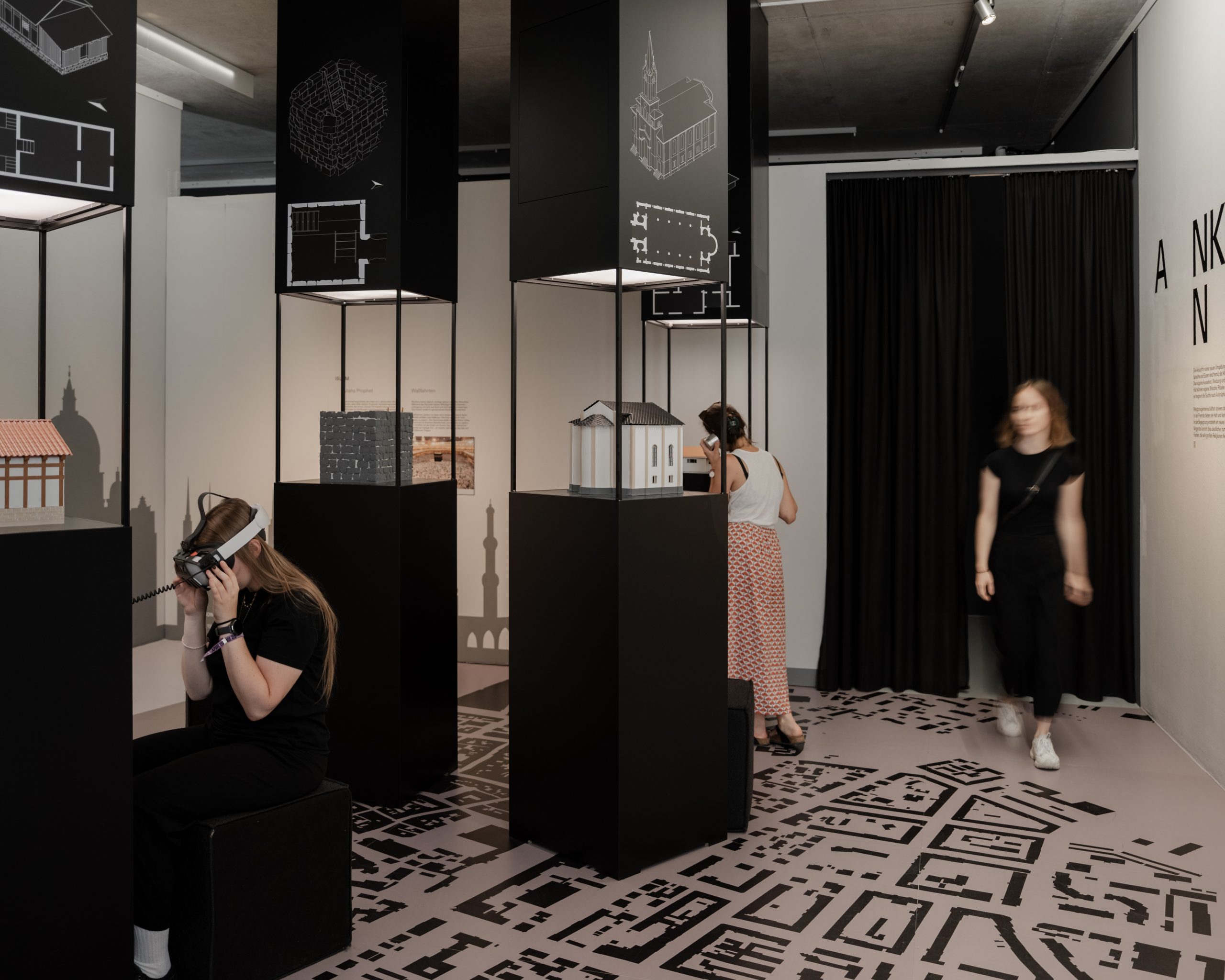 AN    KUN   FT Im zweiten Obergeschoss begleitest du die sechs Charaktere bei ihrer Ankunft in Konstanz. Im Zentrum stehen religiöse Stätten, die Orientierung, Gemeinschaft und Halt bieten. Mit Hilfe von VR-Technik kannst du die religiösen Stätten der Stadt Konstanz selbst erkunden.