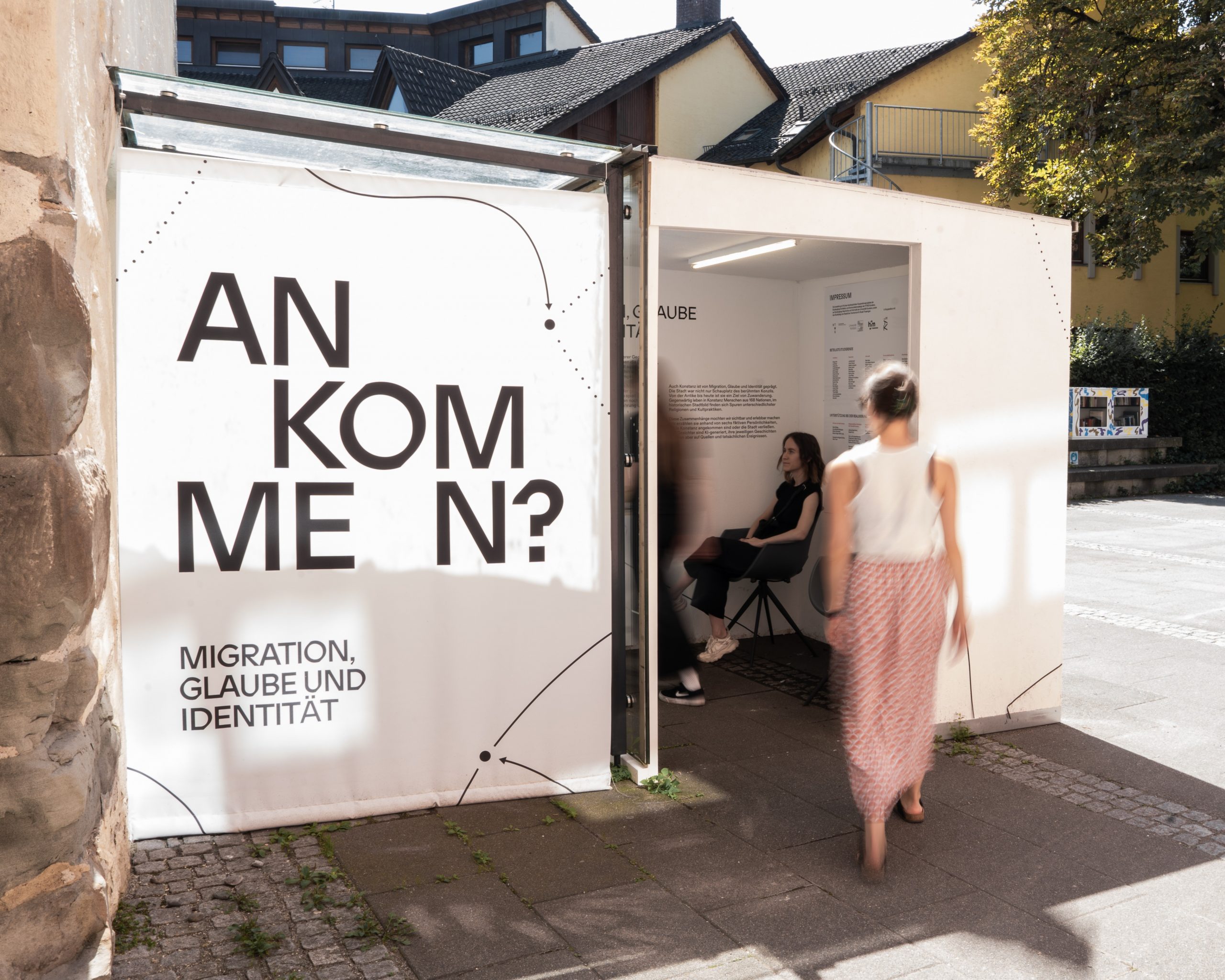 MEL   DE     BEHÖR  DE 
In der Meldebehörde erhältst du eine persönliche ID – dein Ausweisdokument für den Besuch der Ausstellung.